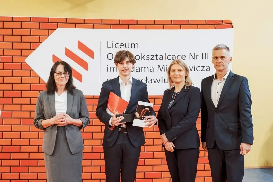 Laureat Łukasz Talaga z Anną Pasikowską, Sylwią Łaźniak i Tomaszem Cygalem podczas wręczenia Nagrody im. Marcina Wierzby.